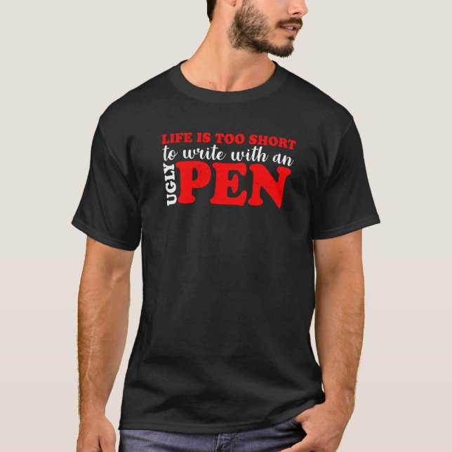 Camiseta A Vida É Muito Curta Para Escrever Com Uma Caneta  (Frente)