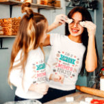 Camiseta A vida é o doce dentro Mimi's cozinha Magnet<br><div class="desc">A design de tipografia divertida mostra a mensagem,  "A vida é a cozinha do doce dentro Mimi" com guloseimas ilustrativas (biscoitos,  cupcakes,  corações,  banners e sotaques de design),  ao redor da mensagem. Pode ser personalizado para ajustado das suas necessidades.</div>