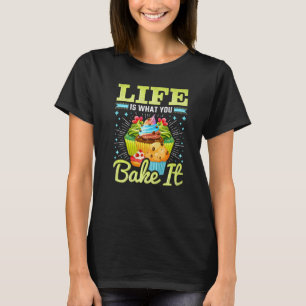 Camiseta A vida é o que você Assar que ela assine Cupcake