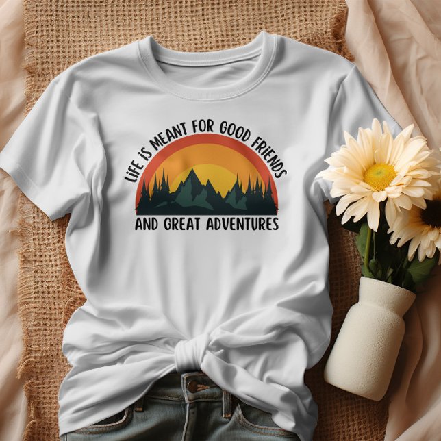 Camiseta A vida é para bons amigos e aventura excelente (Criador carregado)