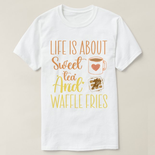 Camiseta A Vida É Sobre Chá Doce E Fritas De Waffle Engraça (Frente do Design)