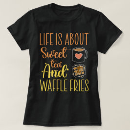 Camiseta A Vida É Sobre Chá Doce E Fritas De Waffle Engraça