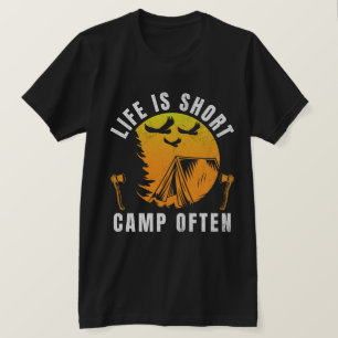 Camiseta A vida é um acampamento curto com frequência