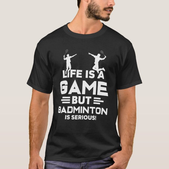 Camiseta A Vida É Um Jogo, Mas Badminton É Um Sério Shuttle (Frente)