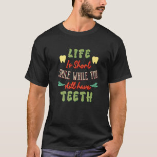 Camiseta A Vida É Um Sarcasmo De Sorriso Curto Dizendo Sarc