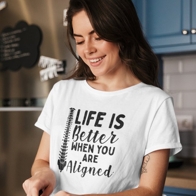 Camiseta A vida quiroprática é melhor quando alinhada (Life is Better Aligned Chiropractic Womens White T-Shirt)