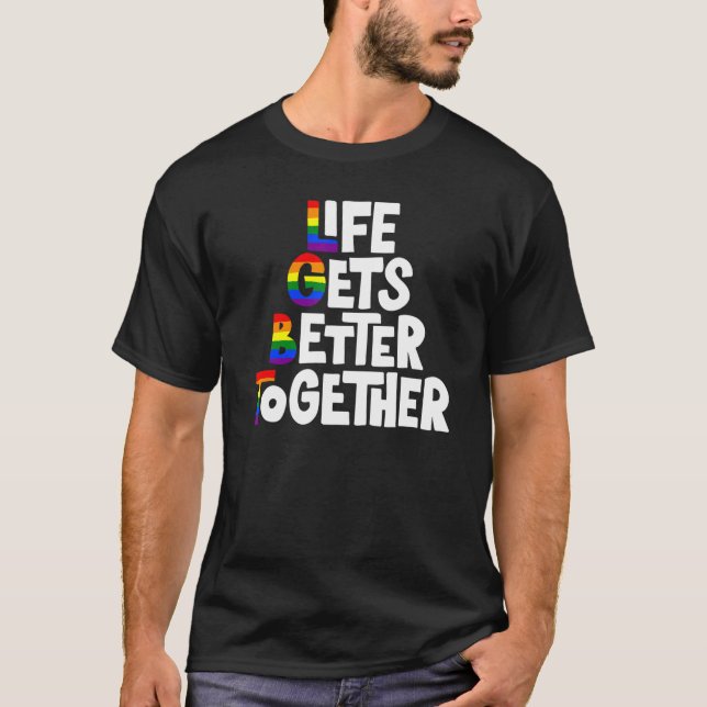 Camiseta A Vida Se Melhora Junto Lgbt Sinalizador Arco-Íris (Frente)