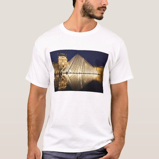 Camiseta A visão noturna da pirâmide de vidro do Musee du (Frente)