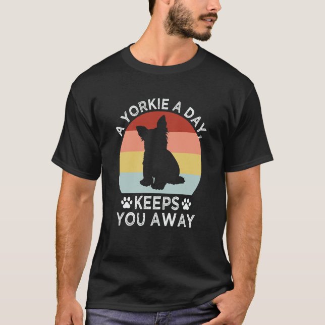 Camiseta A Yorkie a Day Keeps You Away Yorkshire Terrier (Frente)