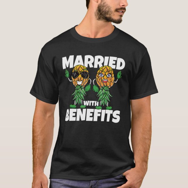 Camiseta Abacaxi de Cabeça para Baixo Casado Com Benefícios (Frente)