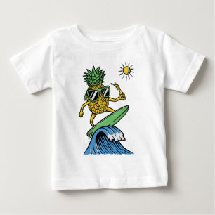 Camiseta Abacaxi legal está surfando na praia do Vibrante d