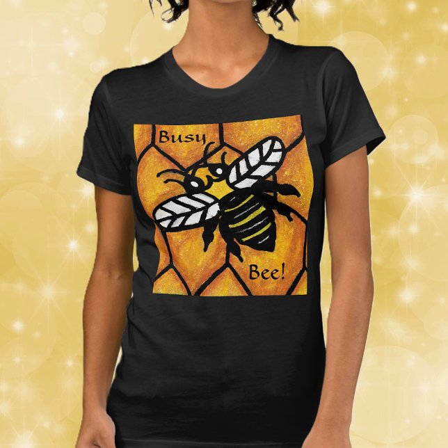 Camiseta Abeja Fofa Atarefada Mel (Big cute bumble bee yellow and black on honeycomb on black tee shirt.)