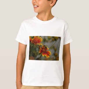 Camiseta Abelha que forrageia em uma flor