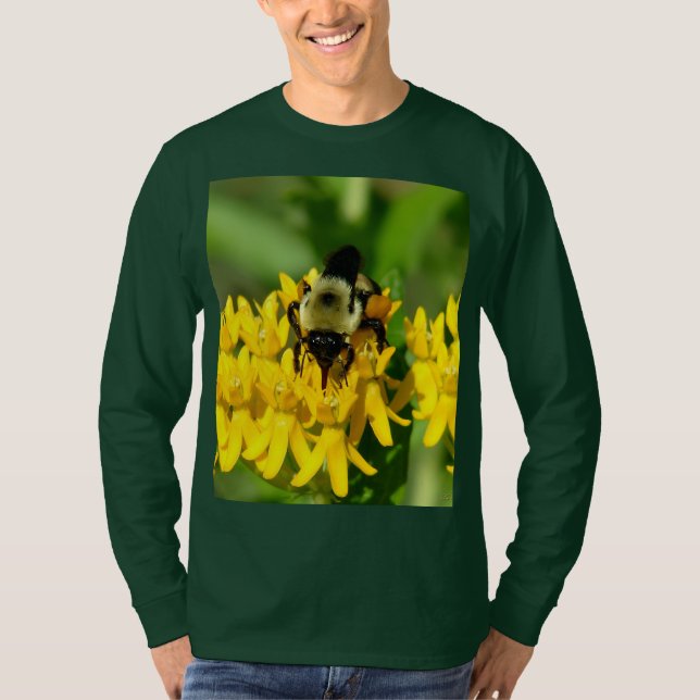 Camiseta Abelha se alimentando de flores silvestres Asclepi (Frente)