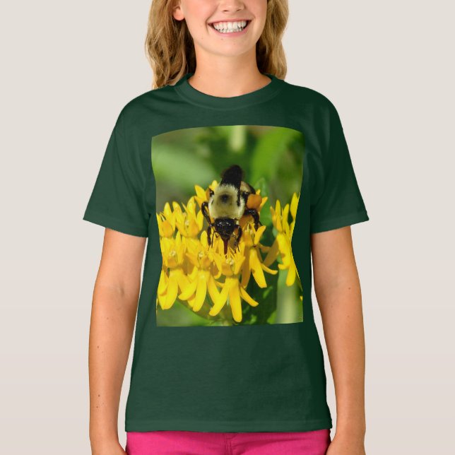 Camiseta Abelha se alimentando de flores silvestres de Butt (Frente)