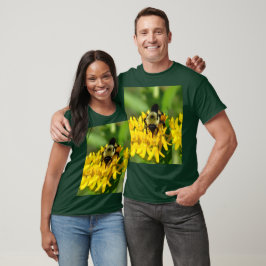 Camiseta Abelha se alimentando de flores silvestres de erva