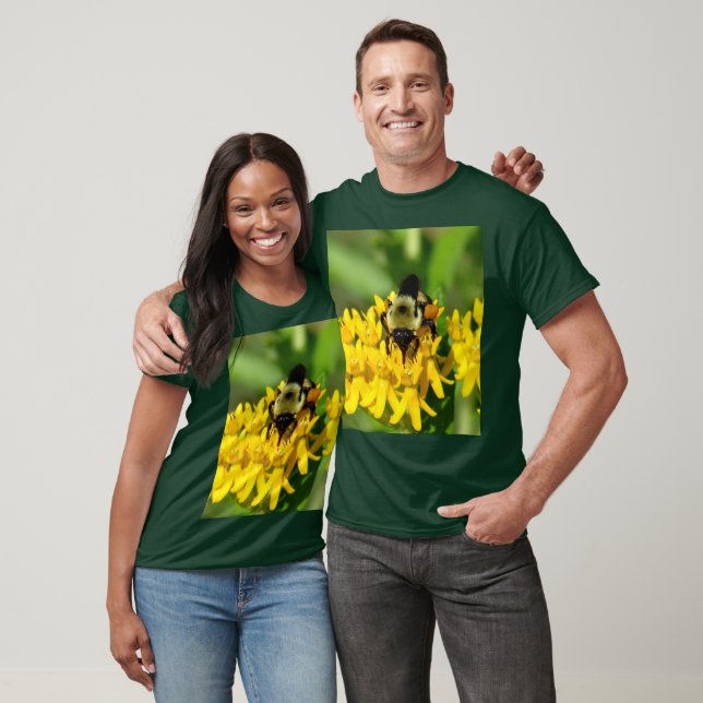 Camiseta Abelha se alimentando de flores silvestres de erva (Unissex)
