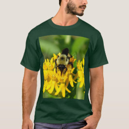 Camiseta Abelha se alimentando de flores silvestres de erva