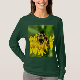 Camiseta Abelha se alimentando de flores silvestres de erva