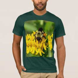 Camiseta Abelha se alimentando de flores silvestres de erva
