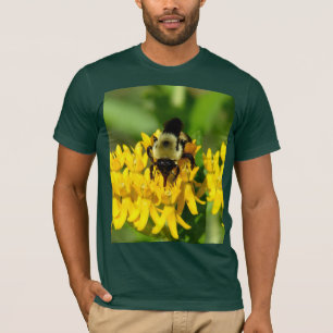 Camiseta Abelha se alimentando de flores silvestres de erva