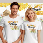 Camiseta Abelhas-Ave-Ave-Ave-Ave-Abelhas-Abelhas-Abelhas-Ab<br><div class="desc">Camisas de aniversário com trocadilho de abelha personalizado. A redação diz "happ-bee aniversariante [name]" e é decorada com abelhão, colmeia e flores silvestres. Perfeito para os pais vestirem à sua pequena festa de aniversário tematizada de abelhas! Para coordenar convites e decorações de festas, por favor, navegue na minha coleção de...</div>