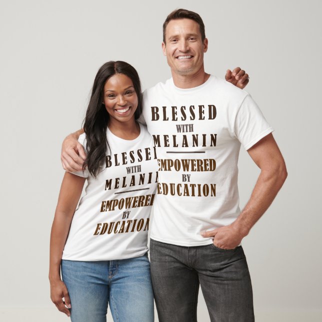 Camiseta Abençoada com melanina capacitada pela educação (Unissex)