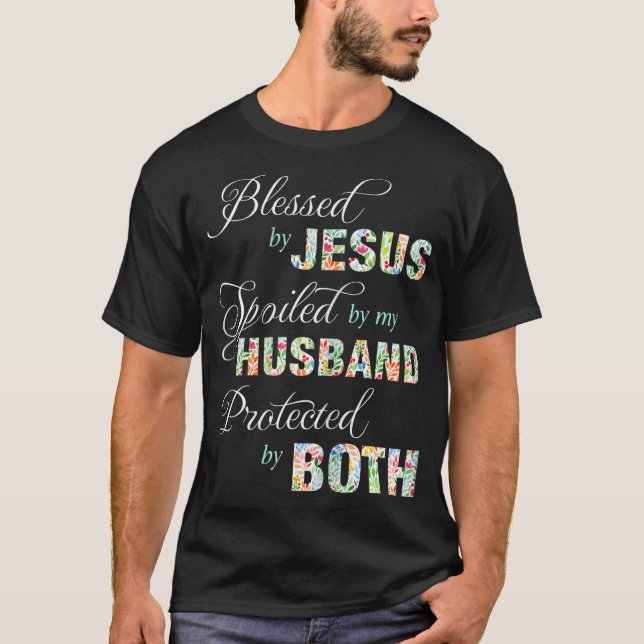 Camiseta Abençoado Por Jesus, Mimado Pelo Meu Marido Proteg (Frente)
