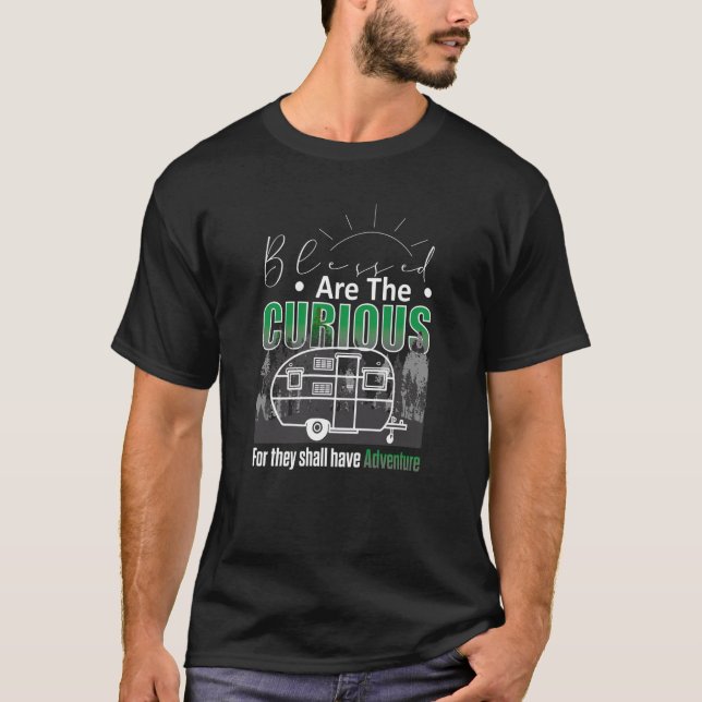 Camiseta Abençoados São Os Curiosos Que Têm Aventura (Frente)