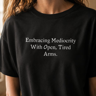 Camiseta Abraçando a Mediocridade com Braços Cansados e Abe