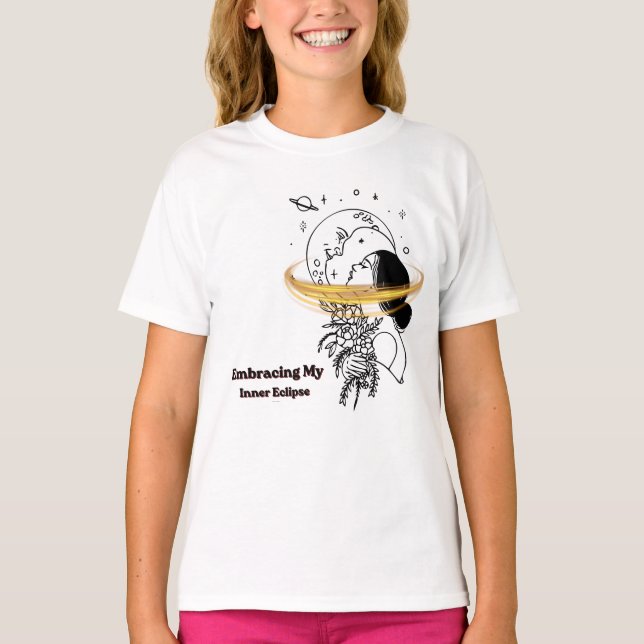 Camiseta Abraçando Meu Eclipse Interior Arte Celestial em L (Frente)