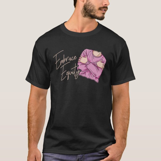 Camiseta Abraçar a Igualdade Dia Internacional da Mulher (Frente)