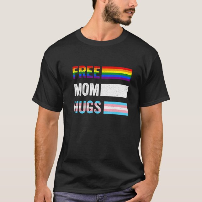 Camiseta Abraçar A Mãe Com O Arco-Íris E A Bandeira Trans (Frente)