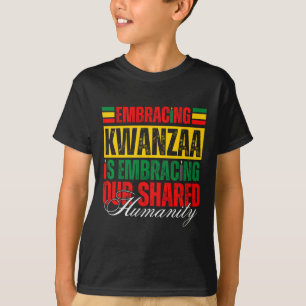 Camiseta Abraçar Kwanzaa É Nossa Humanidade Compartilhada Á