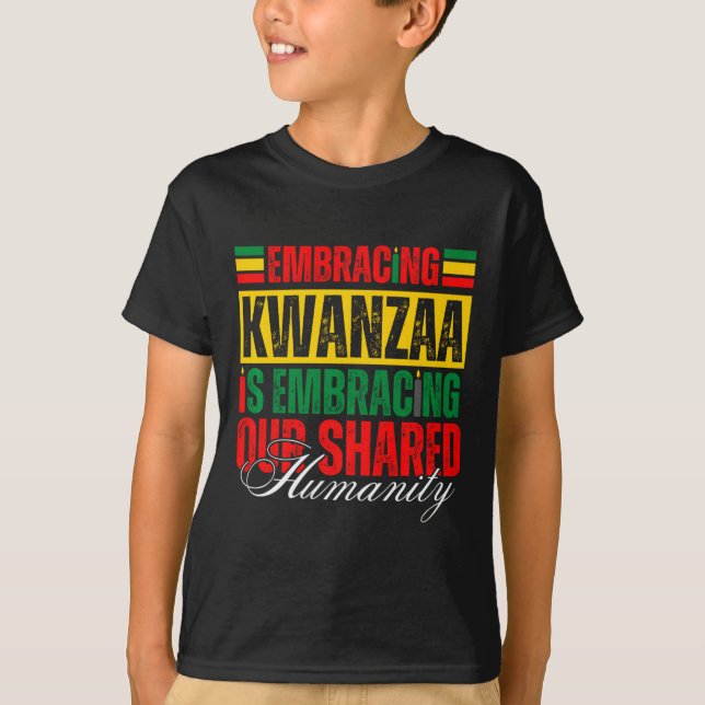 Camiseta Abraçar Kwanzaa É Nossa Humanidade Compartilhada Á (Frente)