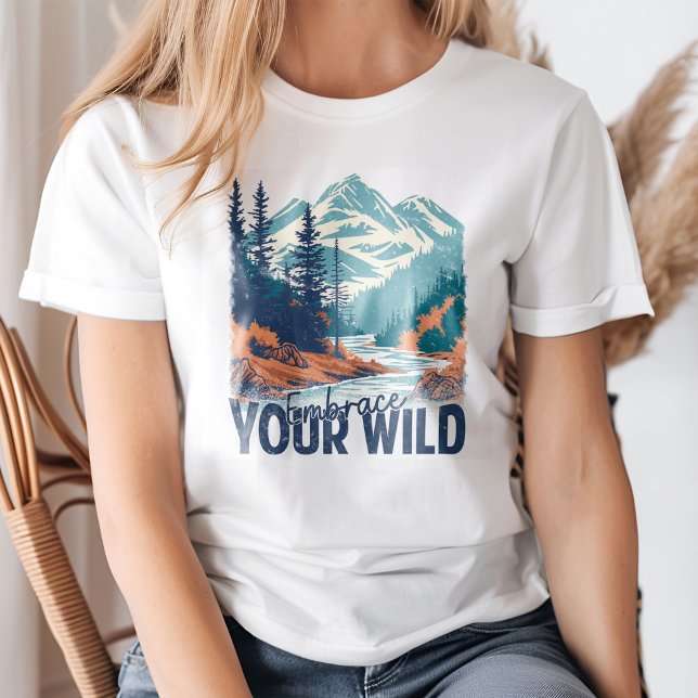 Camiseta "Abraçar Sua Natureza" Paisagem De Retro Mountain  ("Embrace Your Wild" Retro Mountain River Landscape T-Shirt on a young woman.)