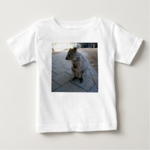 Camiseta "Abraços na Austrália: Um Quokka Cinza Fofo"