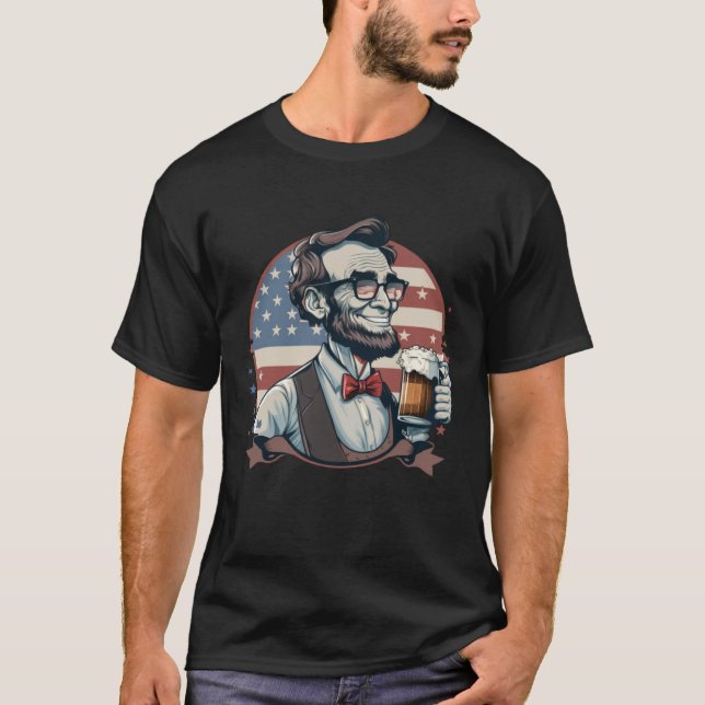 Camiseta Abraham Lincoln Drinking 4th of July American Flag (Frente)