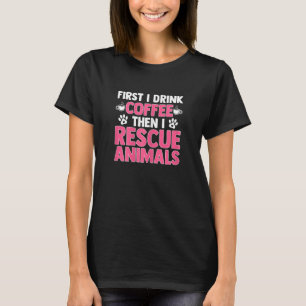 Camiseta Abrigo Para Animais Primeiro Eu Bebo Café Depois E