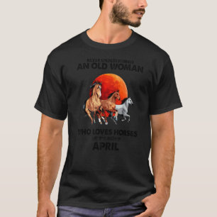 Camiseta Abril Nunca Subestime Uma Mulher Idosa Que Ama H
