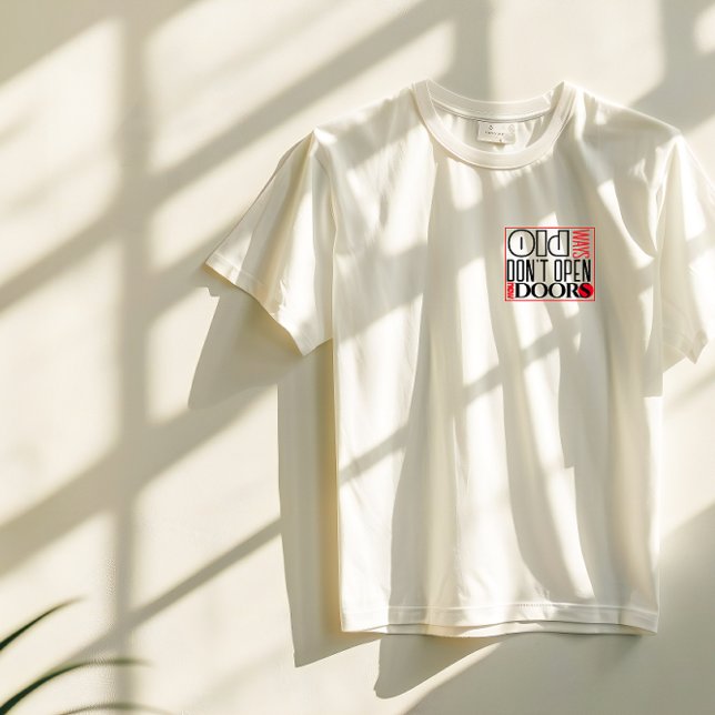 Camiseta Abrir a nova porta com a letra branca preta (Criador carregado)