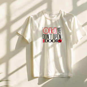 Camiseta Abrir a nova porta com a letra vermelha preta