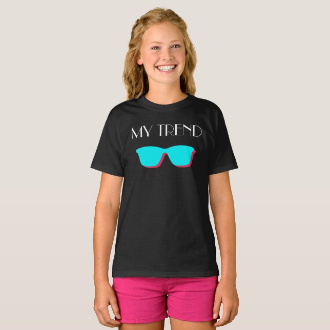 Camiseta Abstrato Retro-Pop Art - Turquesa e Óculos Rosa (Frente Completa)