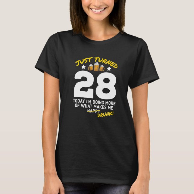 Camiseta Acabei de virar 28 cervejas Bebendo 28º Bebado de  (Frente)