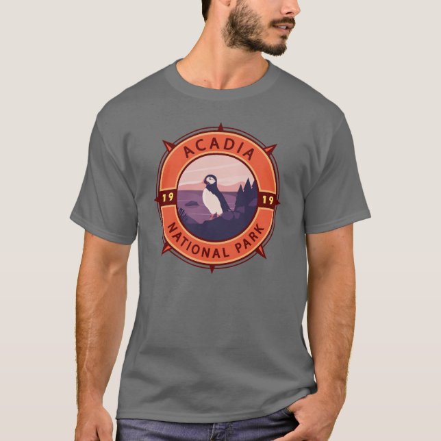 Camiseta Acadia National Park Puffin Retro Compass Emblem (Frente)