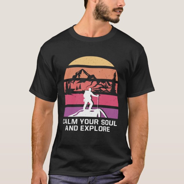 Camiseta Acalme sua alma e explique o acampamento de caminh (Frente)