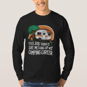 Camiseta Acampamento engraçado e caminhando sobre o chão ao
