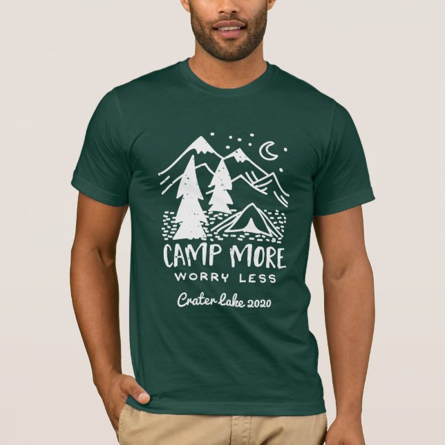 Camiseta Acampamento Mais, Menos Preocupação | Campanha per (Frente)