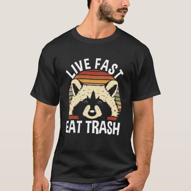 Camiseta Acampamento Raccoon Live Fast Comer Lixo (Frente)