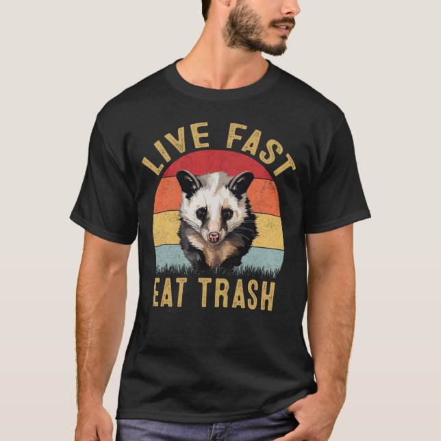 Camiseta Acampamento Rápido De Lixo Engraçado Possum Raccoo (Frente)